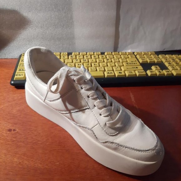 Vince Warren Court Leather Sneaker White Size 6 PreLoved Good Condition